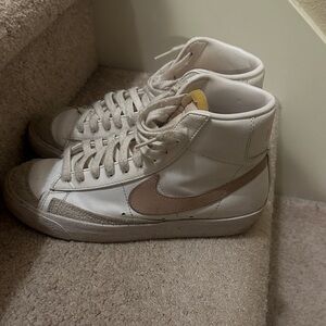 PINK SWOOSH NIKE BLAZERS